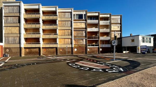 Het appartementengebouw op het Badhuisplein wordt binnenkort gesloopt.