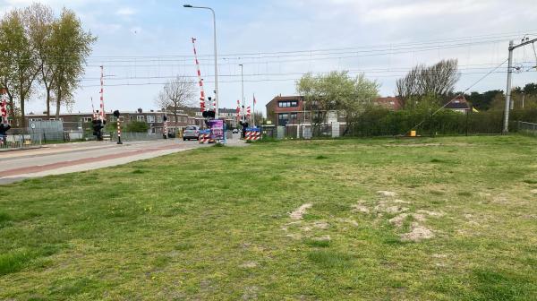 Grasveld langs spoorbaan, waar de bootcamptuin moet komen