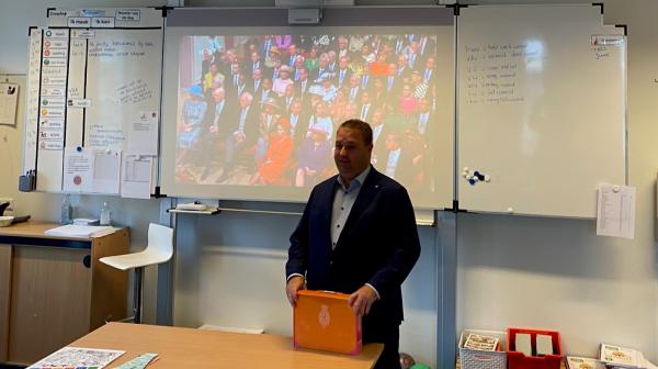 Wethouder Lars Carree met koffertje