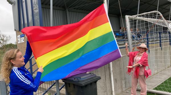 Regenboogvlag wordt gehesen bij SV Zandvoort