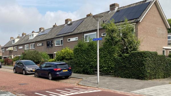 Huizen met zonnepanelen op het dak in de Fahrenheitstraat