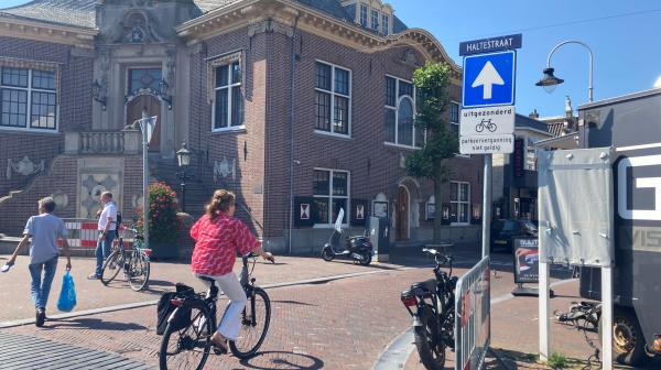 Fietser fietst de Haltestraat in