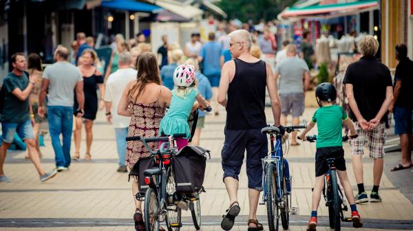 Een gezin met kinderen en fietsen op de Kerkstraat