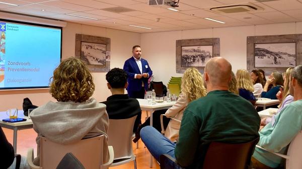 Wethouder Lars Carree tijdens de bijeenkomst.