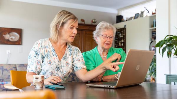 twee vrouwen achter een computer