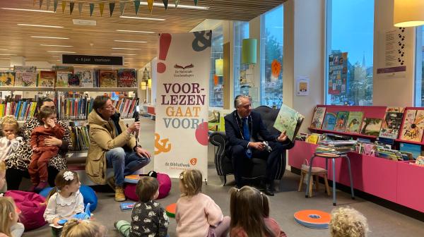 Burgemeester Moolenburgh bracht een bezoek aan de bibliotheek en las het boek ‘Rinus’ voor aan de kinderen van kinderdagverblijf Pippeloentje. 